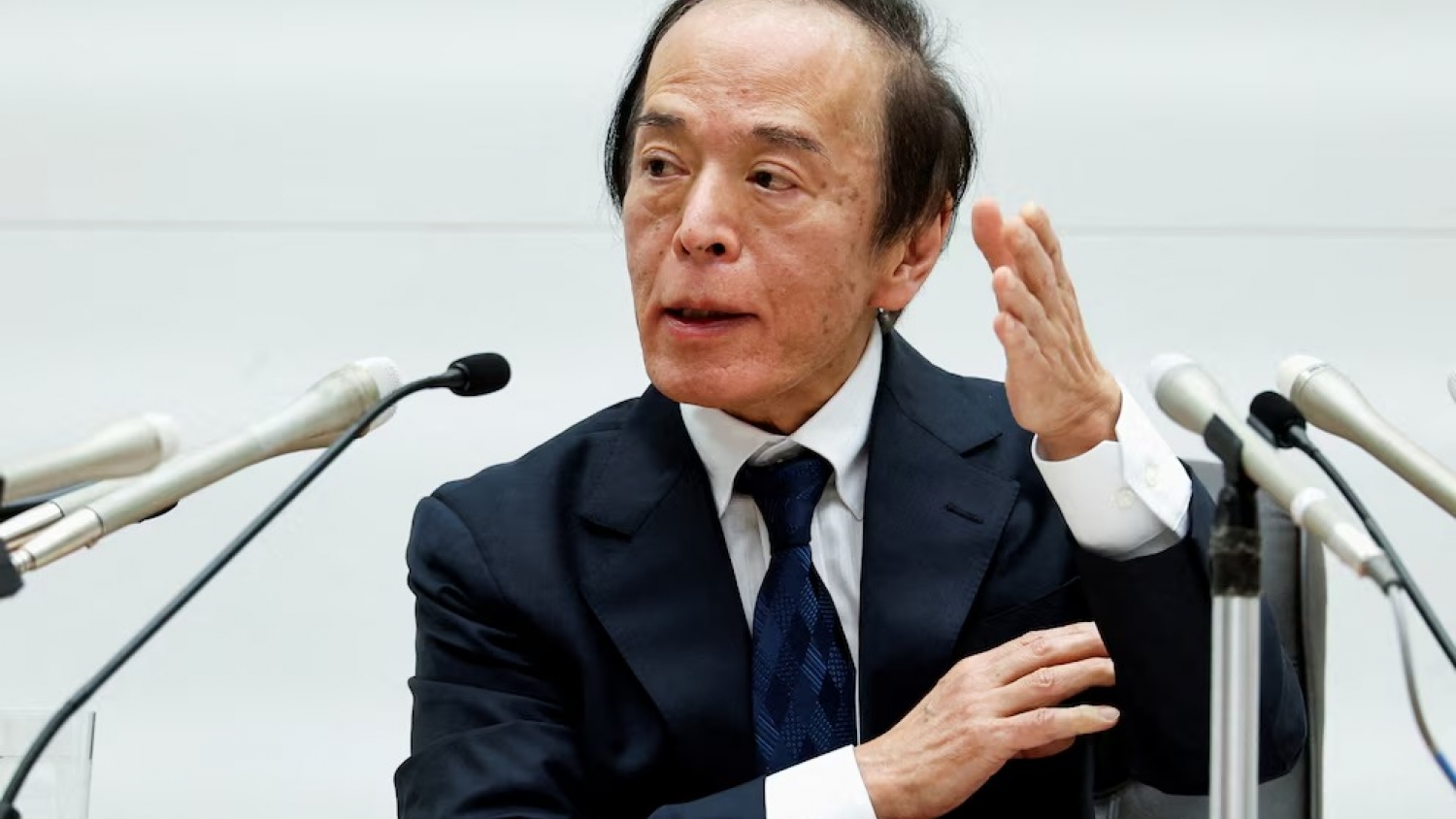 El Banco de Japón mantuvo las tasas y mejoró su previsión económica