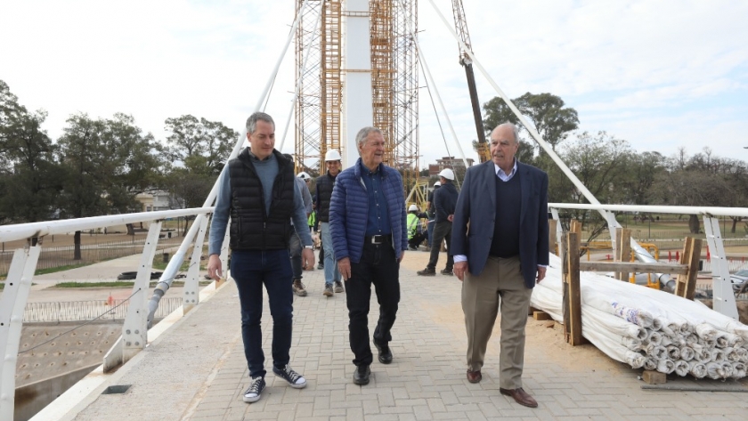 Schiaretti supervisó el puente peatonal que unirá la ex Plaza Austria con Parque Las Heras