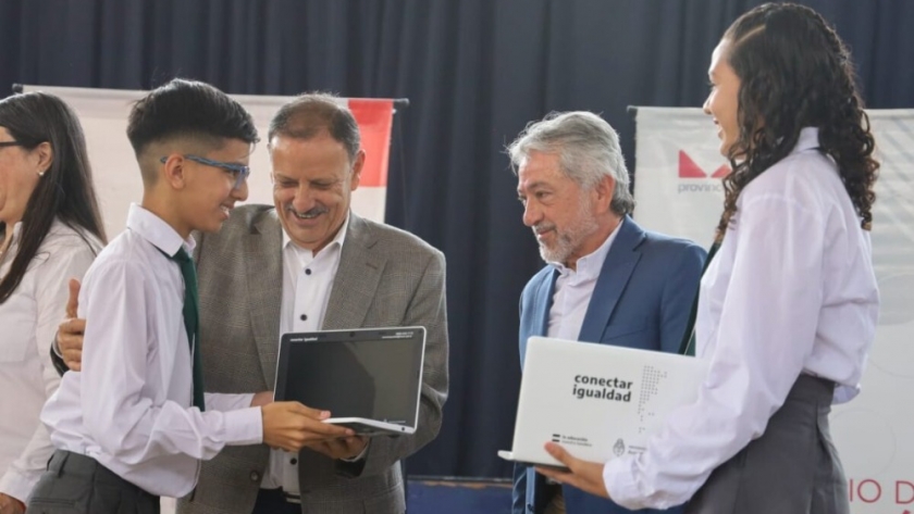 Quintela entregó 7.500 computadoras en toda la provincia