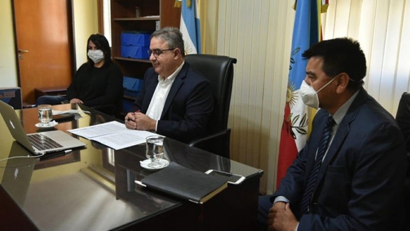 Raúl firmó convenio con Nación para la entrega de netbooks y tablets