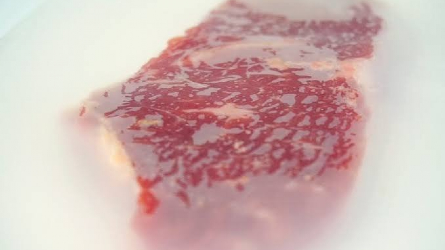 Investigadores desarrollan un envase biodegradable que conserva la calidad de la carne vacuna y reduce el uso de plásticos