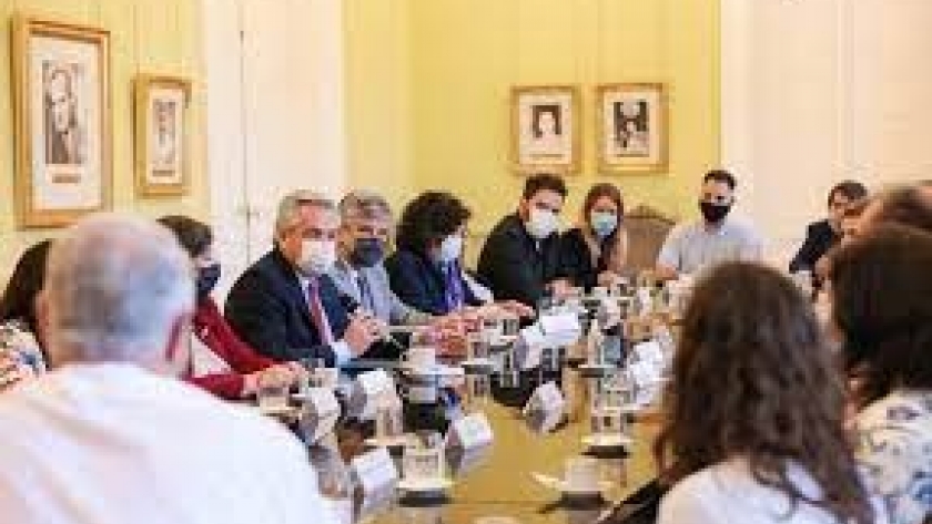 El Presidente expresó su “orgullo por nuestra ciencia y tecnología” en una nueva reunión de la Mesa Interministerial para analizar los avances en la producción nacional de la vacuna contra la COVID-19
