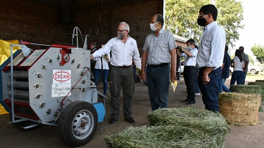 El INTA presentó una rotoenfardadora para pequeños productores