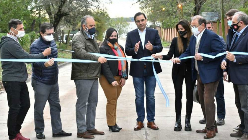Valdés inauguró 33 cuadras de pavimento en el barrio Molina Punta y anunció más obras para la zona