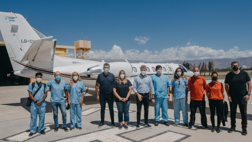 Uñac presenció la partida hacia Corrientes del primer equipo sanitario compuesto por veterinarios