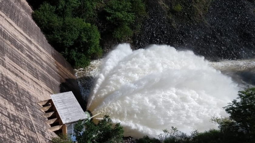 Abren las válvulas en el San Roque