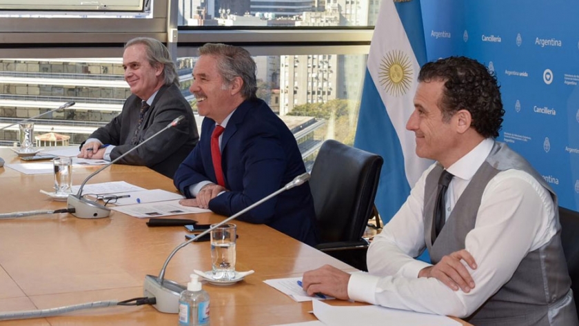 Solá dialogó con el Instituto Ítalo-Latinoamericano