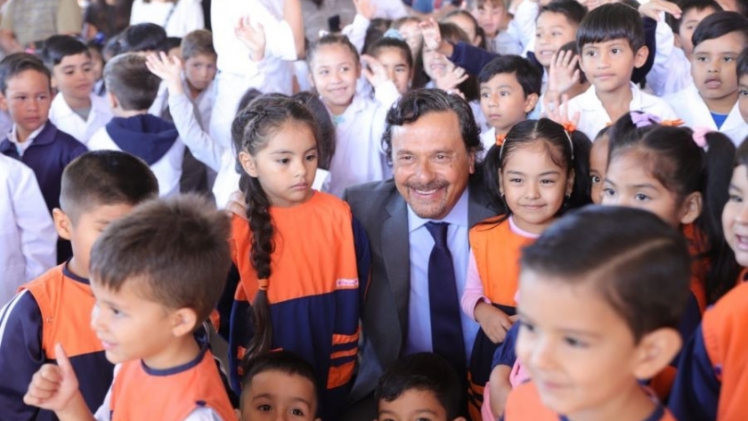 Más de 470 mil alumnos iniciaron hoy las clases en Salta: Sáenz abrió el ciclo lectivo 2023