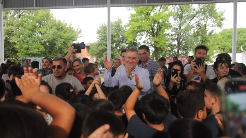 Schiaretti inauguró el nuevo polideportivo social de barrio Villa Claudina