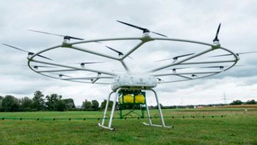 John Deere presentó un drone pulverizador de 9 metros