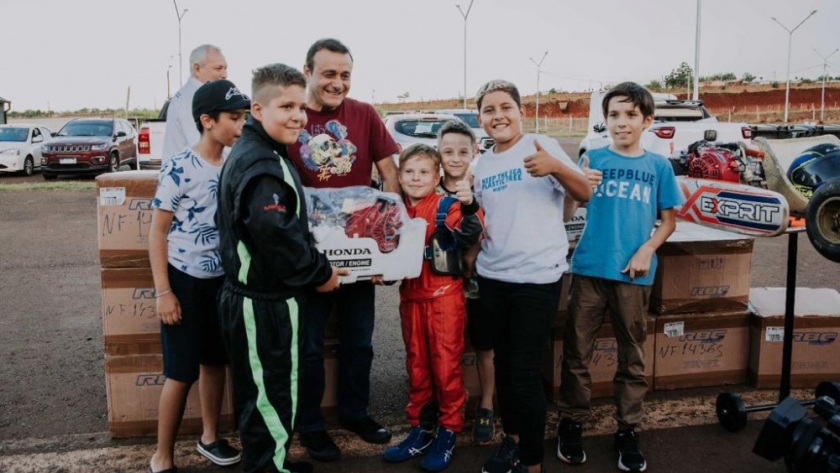 El Gobernador entregó motores de karting a la FEMAD para incentivar el desarrollo de las categorías formativas