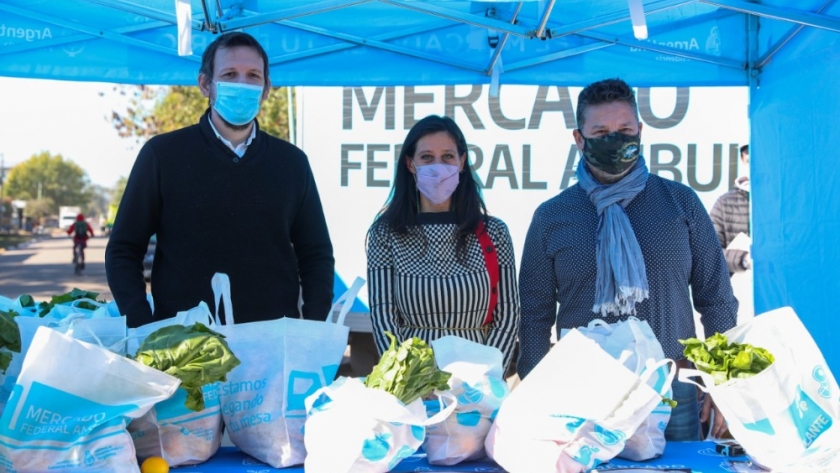 Paula Español recorrió el Mercado Federal Ambulante en Merlo y Avellaneda