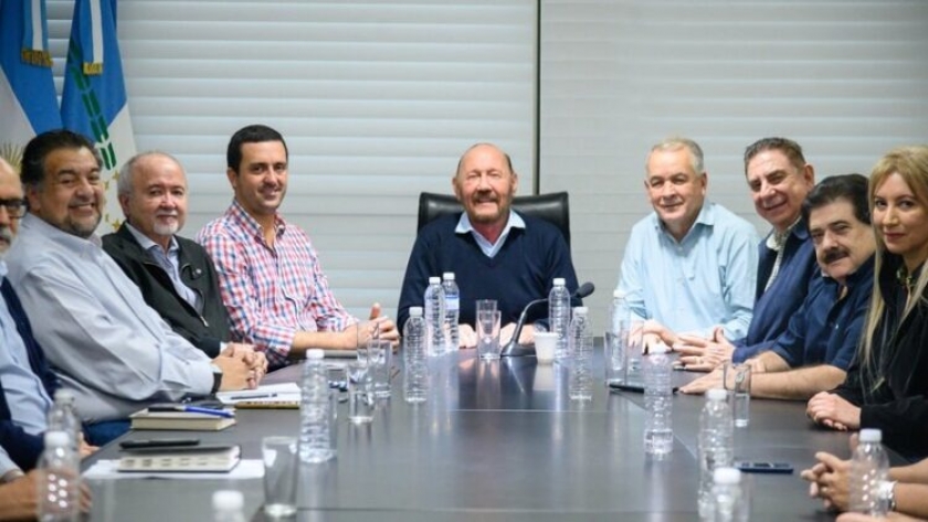 Insfrán mantuvo una reunión de trabajo con intendentes y presidentes de Comisiones de Fomento