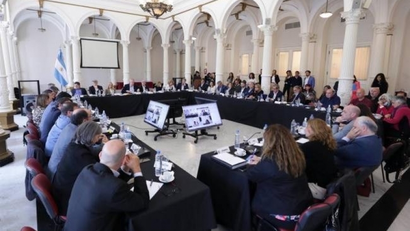 Entrega de 100.000 alevines para la siembra en el dique Escaba