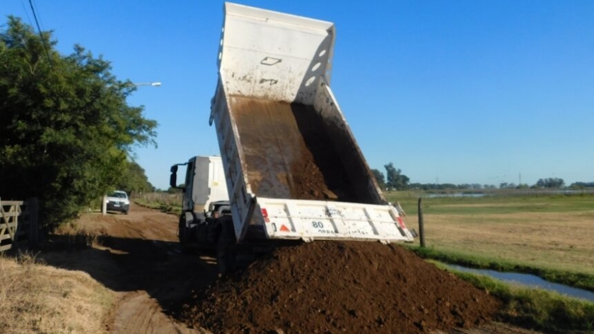 Inicio de semana con obras: Colocación de piedra para ripio en avenida Alem y perfilado en barrio Iturbide