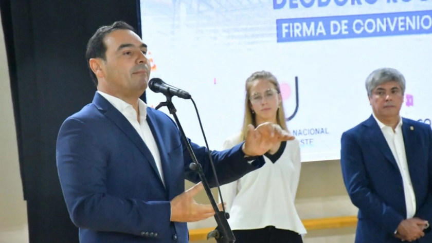 Valdés anunció la compra de un predio en Goya para construir una escuela y una universidad