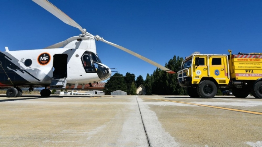 El Ministerio de Ambiente de la Nación envía brigadistas y helicóptero Chinook para combatir los incendios forestales en Chile