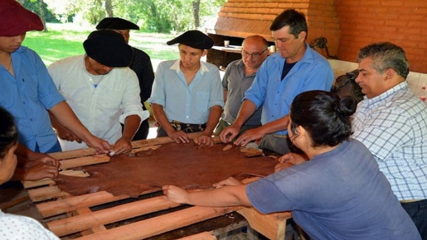 Capacitan a productores en curtido de cuerpo orgánico en Misiones