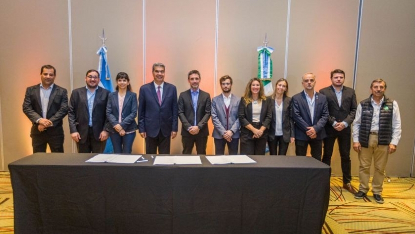 El gobierno junto al Cfi firmó convenios para el fortalecimiento de pymes chaqueñas y el desarrollo del sector apícola