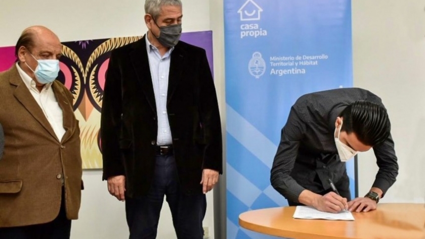 Ferraresi y Mussi entregaron 4 lotes con servicios a familias