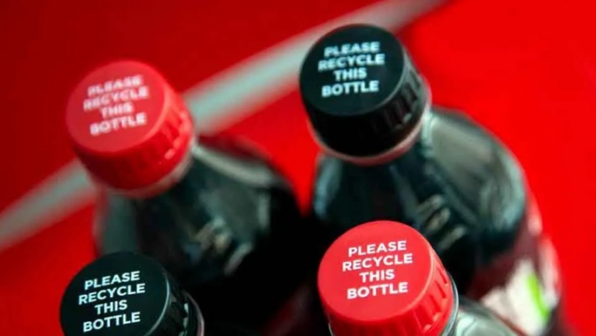 Transformar aire en tapas de botellas: La nueva apuesta de COCA COLA