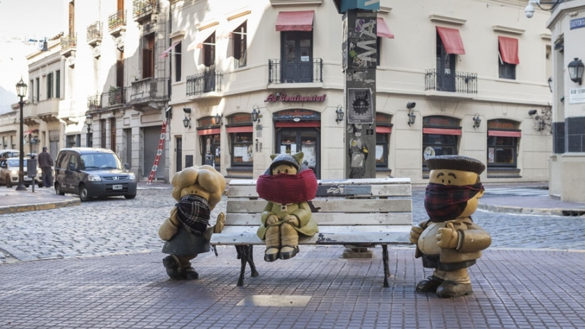 Estatuas porteñas amanecieron con tapabocas