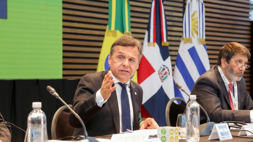 Giuliano inauguró el Foro Internacional de Transporte en el CCK