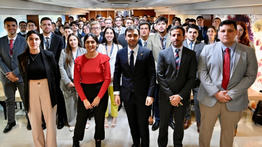 Torres compartió una charla con jóvenes becarios de la Fundación Universitaria del Río de la Plata