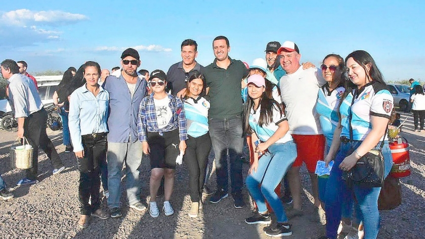 El vicegobernador encabezó la habilitación del sistema lumínico de la cancha del Lote 110