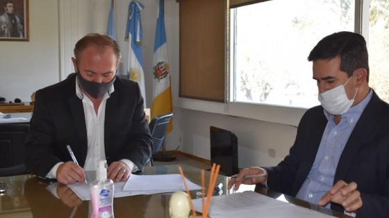 El ministro Adán Gaya firmó un convenio con el intendente José Irigoyen de Curuzú Cuatiá