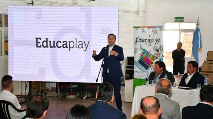 Gustavo Valdés entregó 180 notebooks del Programa Incluir Futuro a estudiantes secundarios en San Isidro