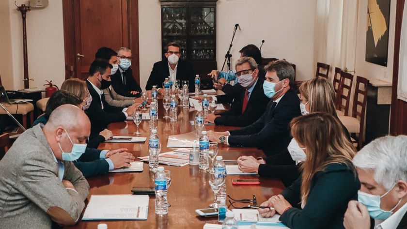 Uñac presidió una nueva reunión de Gabinete
