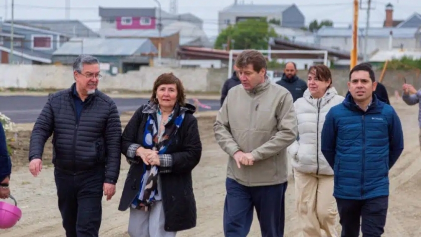 Río Grande: El Gobernador Melella recorrió la obra de la cancha de césped sintético del Club San Martín