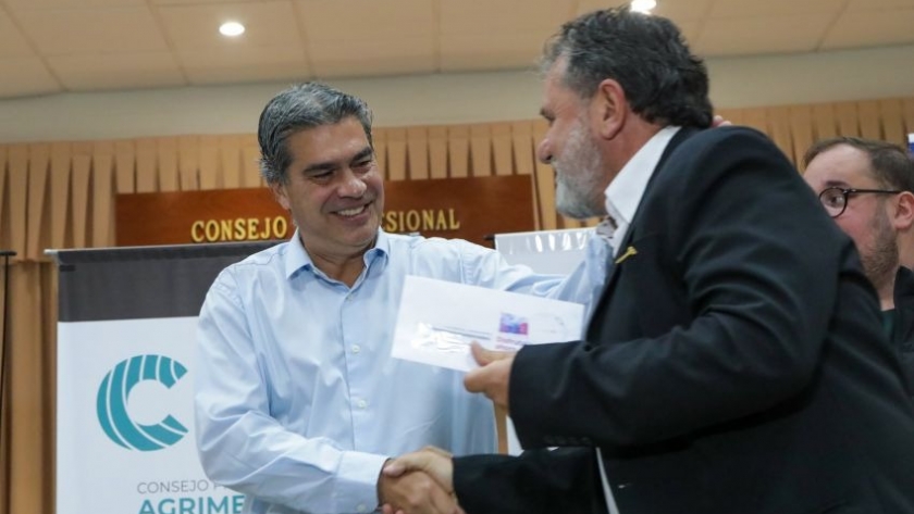 Capitanich entregó beneficios económicos a 15 instituciones de profesionales universitarios