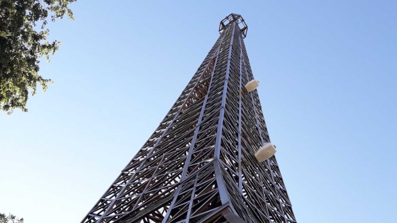 Alicia, el pueblo cordobés que sorprende al turismo con una réplica de la Torre Eiffel