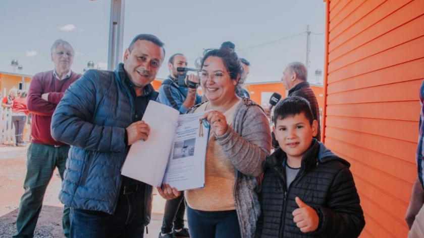 En Posadas, el gobernador acompañó la entrega de títulos de propiedad en la Chacra 145 y de viviendas sustentables en Itaembé Guazú
