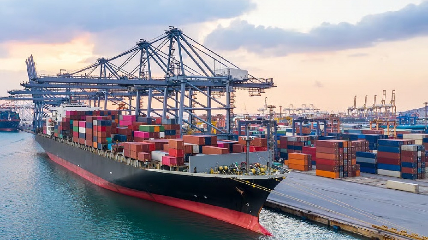 Comercio exterior de Malasia crece 27% pese al cierre de Ormuz