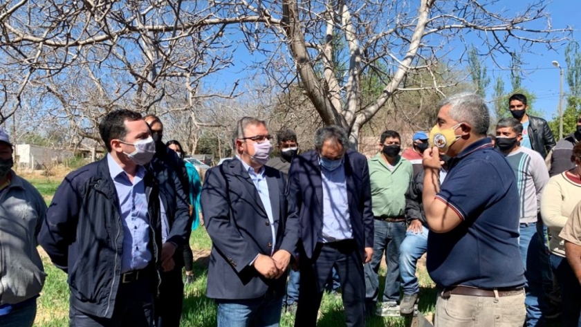 Raúl entregó recursos a productores nogaleros en Londres