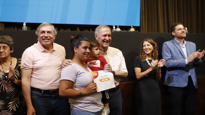 Más Vida Digna: Schiaretti entregó 250 nuevos créditos a familias cordobesas