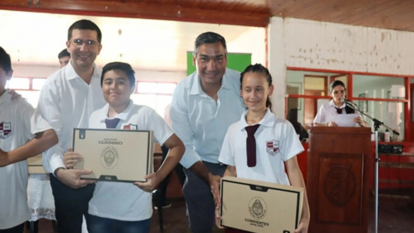 El Gobierno Provincial entregó netbooks a estudiantes de Chavarría