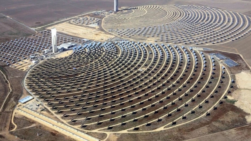 Israel aprovecha desiertos e inaugura la más grande planta de energía termosolar de su historia