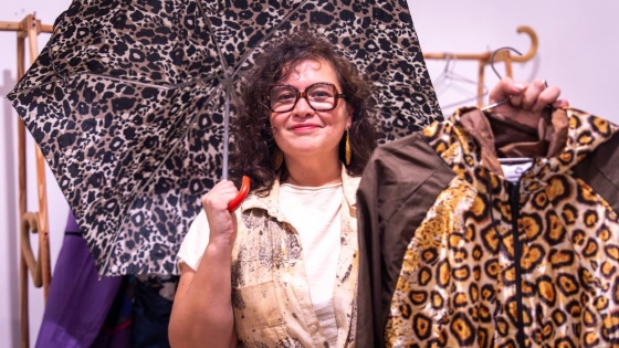 De la calle a la pasarela: ropa hecha con paraguas rotos
