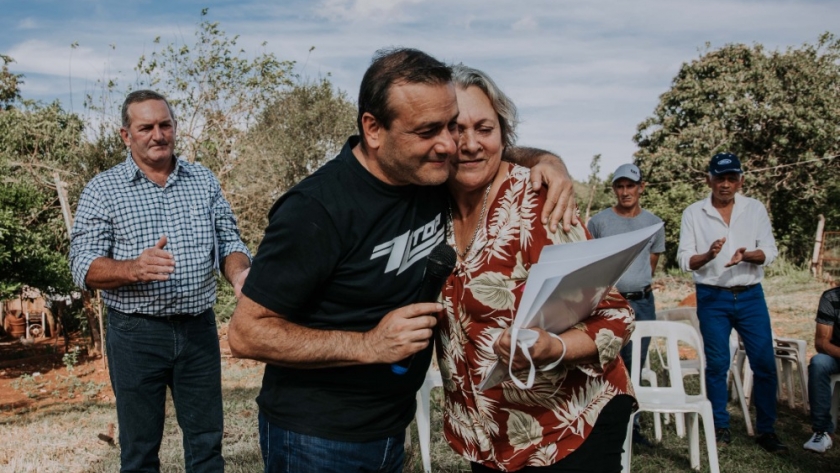 Tierra, techo y trabajo: Herrera Ahuad entregó títulos de propiedad en Santo Pipó