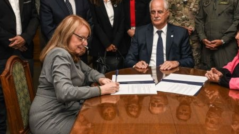 Santa Cruz firmó un convenio para desarrollar programas y proyectos de ciencia y tecnología