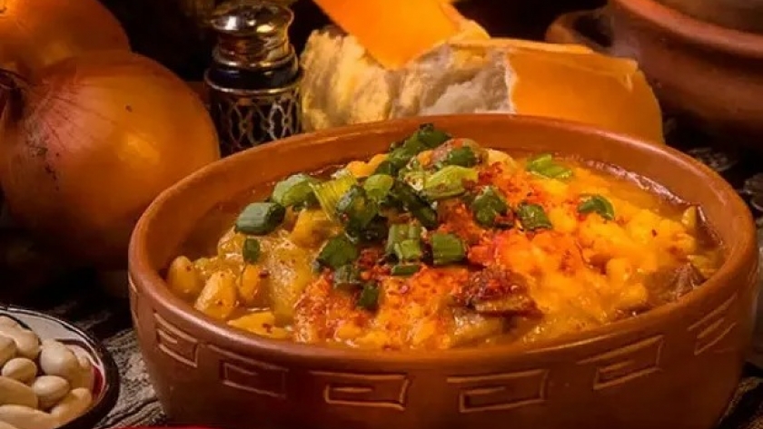 Empanados, locro y un alto guiso: tres recetas que no pueden faltar el 9 de julio