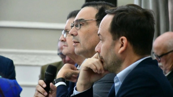 Valdés encabezó reunión de Gabinete en Goya y firmó convenio para obras en siete barrios