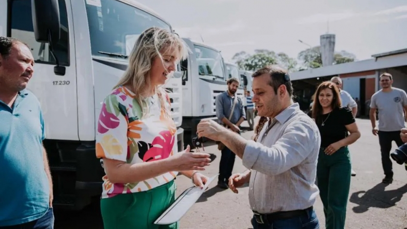 Intendentes de cinco municipios recibieron camiones volcadores