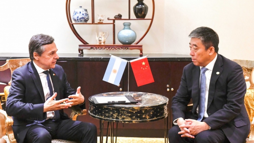 Giuliano en China: en una reunión con la empresa CRCC se avanzó en el proyecto para renovar la Línea San Martín Cargas