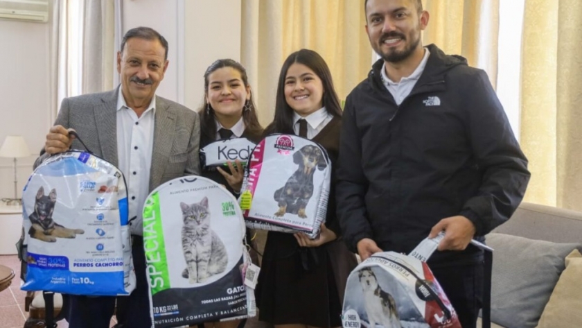 Quintela recibió a estudiantes de la Escuela Pío XII que le obsequiaron mochilas recicladas al Papa Francisco