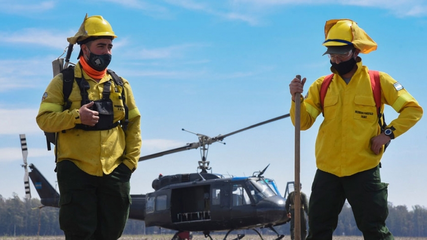 Brigadistas entrerrianos siguen combatiendo el fuego en las islas del Delta